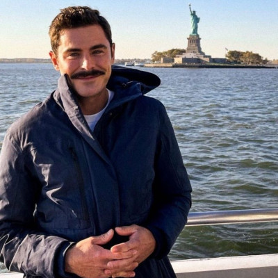 New look! O Zac Efron άφησε μουστάκι και έβαψε τα μαλλιά του για χάρη ενός ρόλου