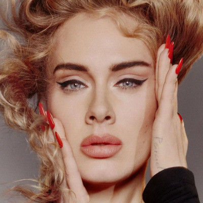 Η Adele αποκαλύπτει πώς η απώλεια κιλών μείωσε τους πόνους στη μέση της και καταπολέμησε το άγχος