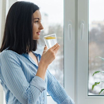 Νερό με λεμόνι το πρωί: 7 οφέλη για την υγεία (εικόνες)