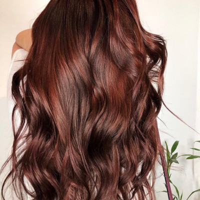 #DarkRedhair: Τα σκούρα κόκκινα μαλλιά είναι η μεγαλύτερη τάση του χειμώνα