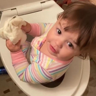 Δείτε τι πήγε να κάνει η μικρούλα όταν τη βρήκε η μαμά της στο μπάνιο (vid)