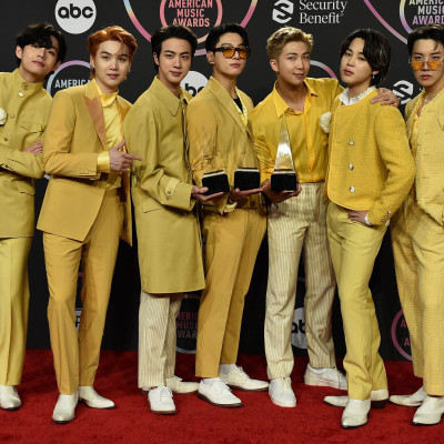 BTS: Θριάμβευσαν με μια WOW live εμφάνιση και τρεις νίκες στα American Music Awards
