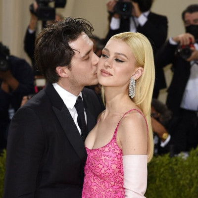 Brooklyn Beckham- Nicola Peltz: Επικό τρολάρισμα για το δέντρο που στόλισαν στη βίλα τους (photos)