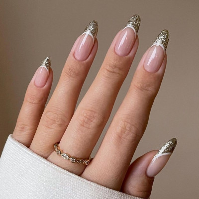 Ποιος είπε ότι το glitter είναι μόνο για τα Χριστούγεννα; 10 εορταστικά nail art για όλο τον χρόνο