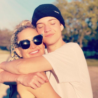 Ryder Robinson: Ο γιος της Kate Hudson είναι ίδιος η μαμά του - Η σπάνια δημόσια εμφάνισή του