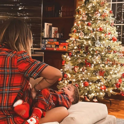 Γιάννης Βαρδής - Νατάσα Σκαφίδα: Στόλισαν με τα παιδιά τους τρία δέντρα (εικόνες)