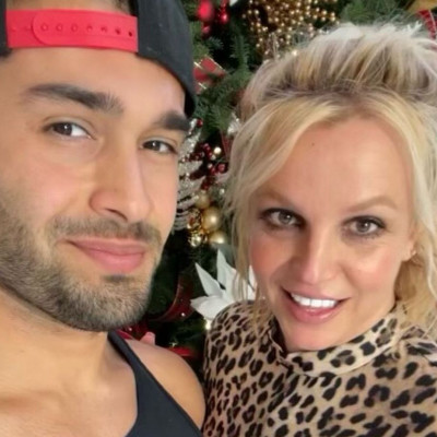 Η Britney Spears επιτέλους κάνει Χριστούγεννα! Ντύνεται, στολίζεται και φιλιέται κάτω από το δέντρο