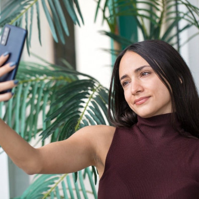 Έξι hacks για να βγάζεις κάθε φορά τις τέλειες selfies!