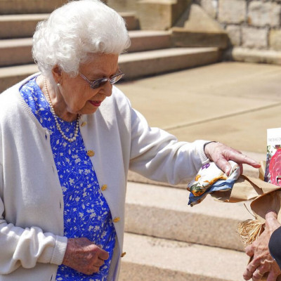 Η βασίλισσα Ελισάβετ έχει μόνο δύο επαφές στο κινητό της - Ξαφνιάζουν τα ονόματα