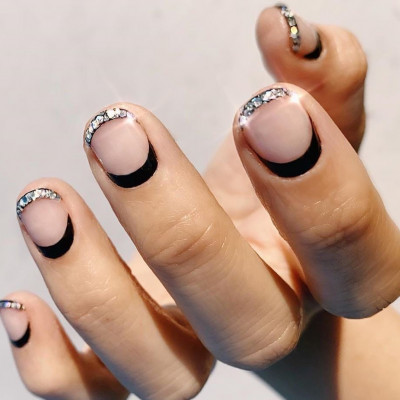 #FrenchMoon: Το εναλλακτικό γαλλικό μανικιούρ που ήρθε για να μείνει