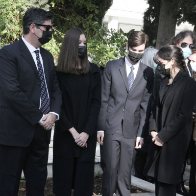 Φώφη Γεννηματά: Με λευκά τριαντάφυλλα τα παιδιά κι ο σύζυγός της στο μνημόσυνo