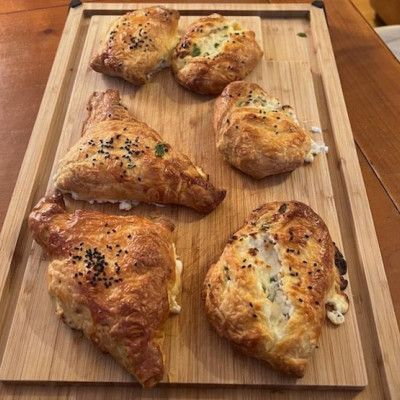 Η πιο yummy συνταγή για τυροπιτάκια σε σφολιάτα είναι αυτή εδώ