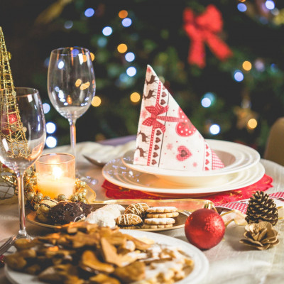 Φοιτητικό σπίτι: Τραπέζι με φίλες- Πώς θα κάνεις την ωραιότερη xmas διακόσμηση