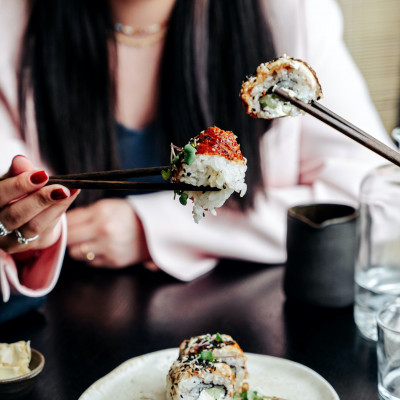 Σ' αρέσει το κινέζικο; Τα tips για να κρατάς τα chopsticks σαν expert
