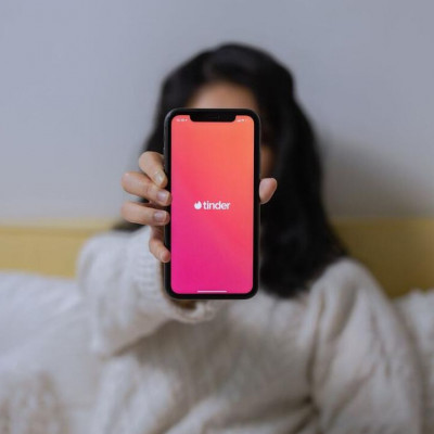 Ένα χρήσιμο εγχειρίδιο αυτοβοήθειας για εσένα που πέτυχες τον σύντροφο της φίλης σου στο Tinder