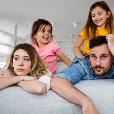 Οι περισσότεροι γονείς αισθάνονται εξαντλημένοι πριν καν ξεκινήσει η μέρα