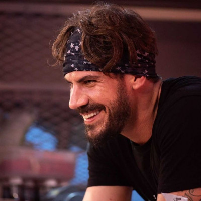 O Άκης Πετρετζίκης υποδέχεται τους φίλους του  σε ένα μοναδικό, ολοκαίνουργιο διαδικτυακό περιβάλλον