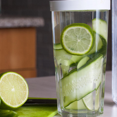 Πίνετε καθημερινά νερό με αγγούρι - Πώς θα βελτιώσετε την υγεία σας (video)