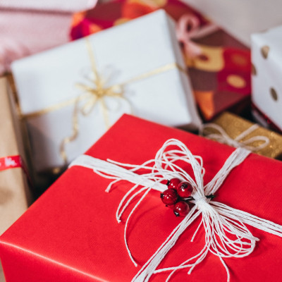 Ο πιο εύκολος τρόπος για να τυλίξεις μόνη σου τα χριστουγεννιάτικα δώρα είναι εδώ! (video)