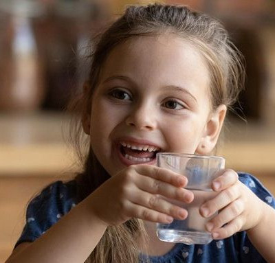 Νερό βρύσης: Τι κινδύνους κρύβει και πώς να προστατευτούμε