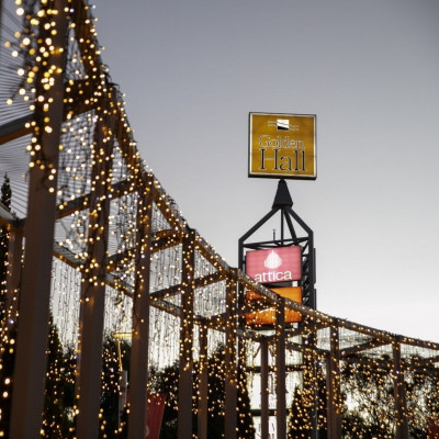 Γιατί η ολοκληρωμένη Christmas shopping εμπειρία περιλαμβάνει φαγητό, καφέ και ψώνια με την κολλητή