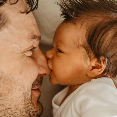 Μπαμπάδες εν δράσει: Μοναδικές φωτογραφίες μπαμπάδων με τα μωρά τους