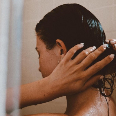 Do it girl! Πώς να λούσεις τα μαλλιά σου σωστά σε 6 απλά βήματα