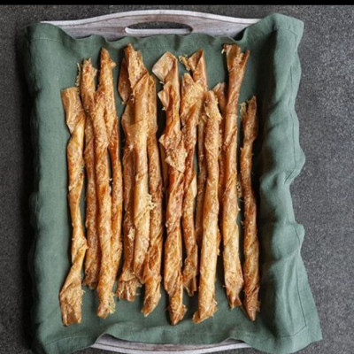 Άκης Πετρετζίκης: Κριτσίνια παρμεζάνας από φύλλο κρούστας