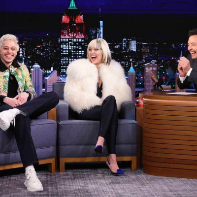 Miley Cyrus-Pete Davidson: Η «τρελή» ιστορία πίσω από το matching τατουάζ τους