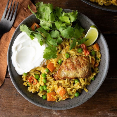 Άκης Πετρετζίκης: Χοιρινό κάρι με ρύζι