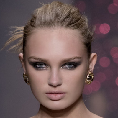 Glam vibes! Πώς θα κάνεις το πιο festive smoky eye look (video)