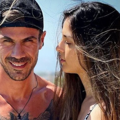 Άκης Πετρετζίκης: Έκανε βόλτα με τον γιο του και τη σύζυγό του Κωνσταντίνα Παπαμιχαήλ