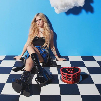 OMG! Η Avril Lavigne θα μετατρέψει σε ταινία ένα από τα πιο διάσημα τραγούδια της
