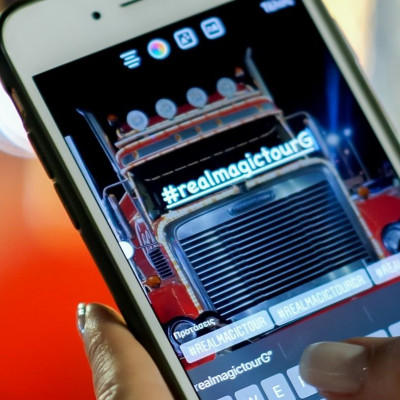 Μία βόλτα με το χριστουγεννιάτικο φορτηγό της Coca-Cola αρκεί για να μοιράσουμε αγάπη και αλληλεγγύη