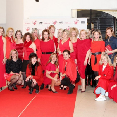 Χριστουγεννιάτικη εκδήλωση «REDress Event» με ηχηρό μήνυμα, στο One Salonica Outlet Mall!