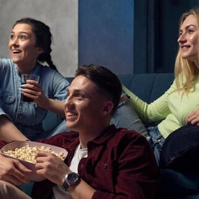 Οργανώνοντας μία σινεφίλ «ιεροτελεστία» που μας προσφέρει απολαυστικές σπιτικές βραδιές