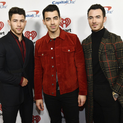 Jonas Brothers και Joe Biden στο viral video της χρονιάς για τον εμβολιασμό κατά του Covid-19
