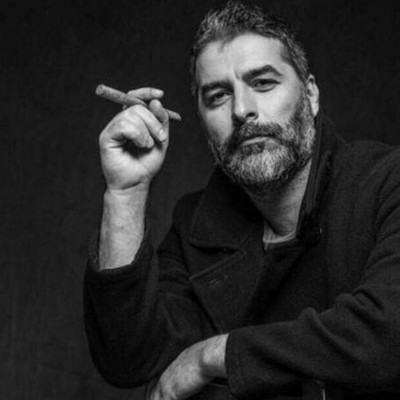 Βασίλης Μπισμπίκης: Αγνώριστος στην αρχή της καριέρας του! Από γκρουπιέρης στο Λουτράκι... ηθοποιός!