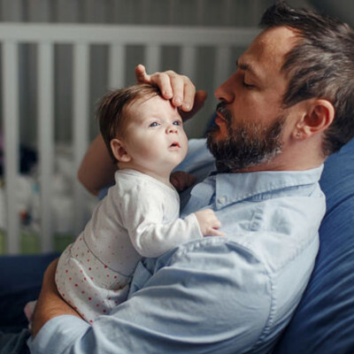 Νέος μπαμπάς: Πέντε συμβουλές για τις πρώτες μέρες με το μωρό στο σπίτι