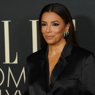 Η Eva Longoria γιορτάζει τα Χριστούγεννα με το μαγιό της και ετοιμάζεται να γίνει παρουσιάστρια