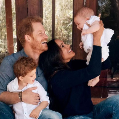 Για πρώτη φορά βλέπουμε το πρόσωπο της Lilibet! Η χριστουγεννιάτικη κάρτα της Meghan και του Harry