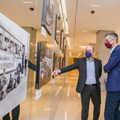 Στην έκθεση «Αθήνα των Χριστουγέννων» μέσα από εικόνες 90 χρόνων ξεναγήθηκε ο Δήμαρχος Αθηναίων