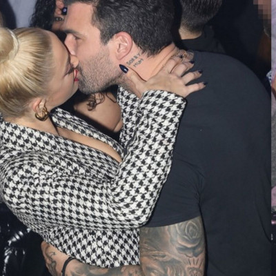 Ιωάννα Τούνη – Δημήτρης Αλεξάνδρου: Ασυγκράτητοι! Καρέ καρέ τα καυτά φιλιά τους στα μπουζούκια