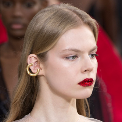 Η νέα super glam τάση στο μακιγιάζ λέει #GlitterLips - Θα τη λατρέψεις!