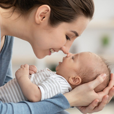 Πώς μπορείτε να παίξετε με το νεογέννητο μωρό σας