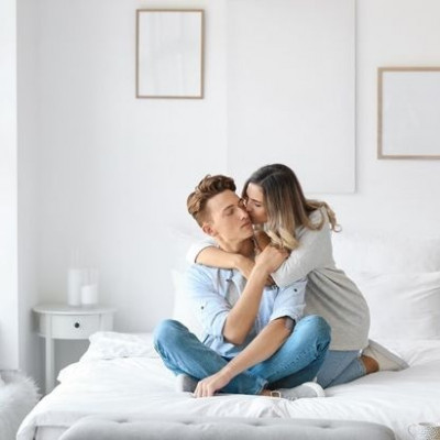 «Να κοιμηθώ εδώ ή να φύγω;»: Μία after sex thought που όλες κάνουμε μετά το σεξ