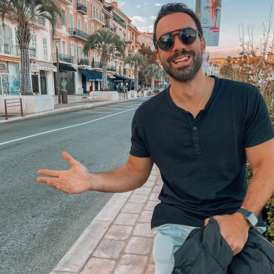 Ο Σάκης Τανιμανίδης «λιώνει» για τις δίδυμες κόρες του- Το viral video στο TikTok