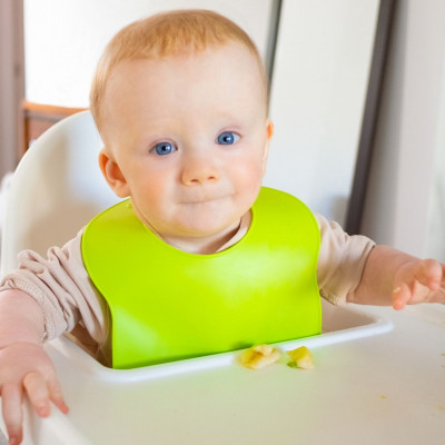 Πώς θα καταλάβετε ότι το μωρό είναι έτοιμο να ξεκινήσει τις στερεές τροφές;