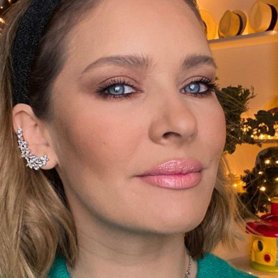 Ανίτα Μπραντ: Μαγειρεύει με τον γιο της στην εντυπωσιακή κουζίνα τους