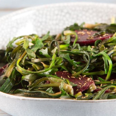 Άκης Πετρετζίκης: Γρήγορη σαλάτα με παντζάρια